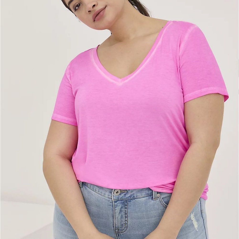 TORRID PINK GLO PERFECT V NECK TEE SHIRT SIZE 3 OR 2X  NWT